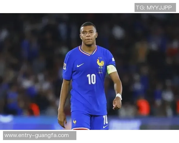 姆巴佩领奖后与队友离场阿森西奥劝其不要前往列队致敬