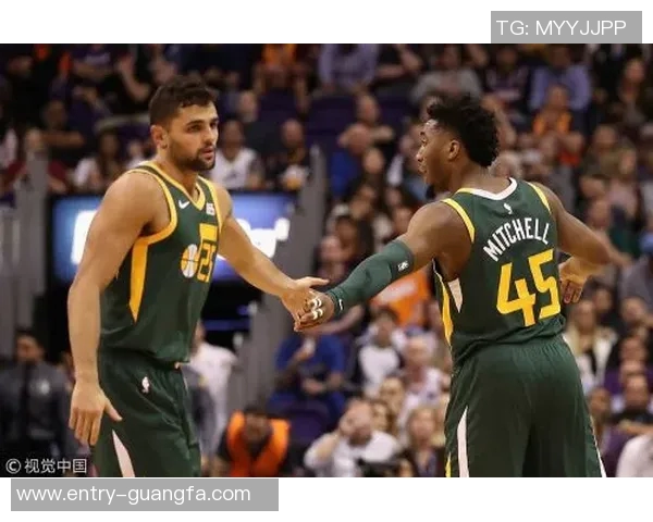 克尼佩尔称赞布克为现象级球员认为他在超级巨星中被低估